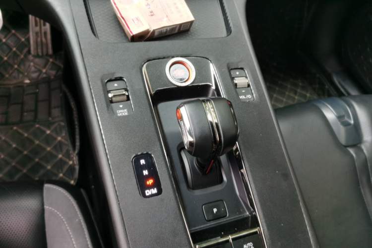 Used GAC Trumpchi EMPOW 2023 400T Automatic R PRO Gear Lever