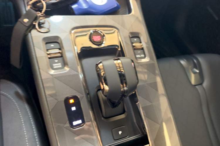 Used GAC Trumpchi EMPOW 2023 400T Automatic R PRO Gear Lever