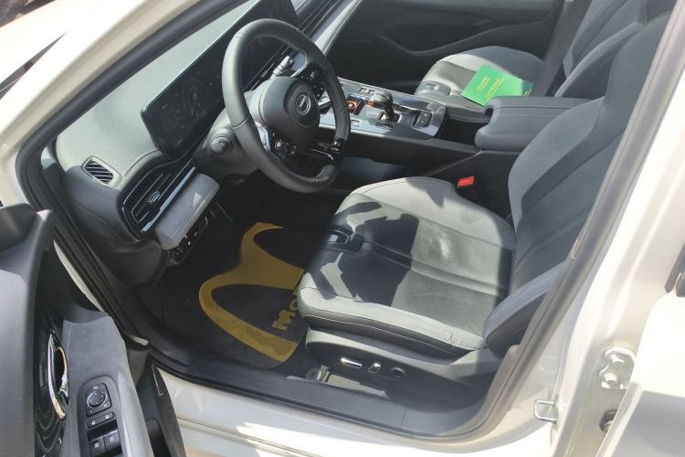 Used GAC Trumpchi EMPOW 2023 400T Automatic R MAX Interior 3
