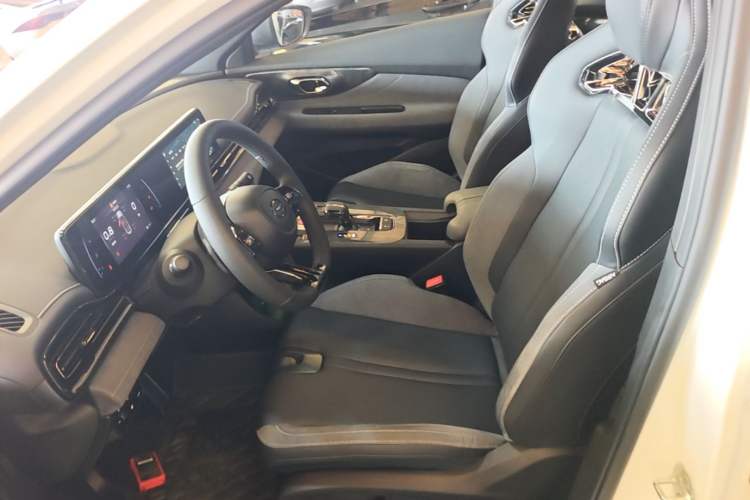 Used GAC Trumpchi EMPOW 2023 400T Automatic R PRO Left Front Seat