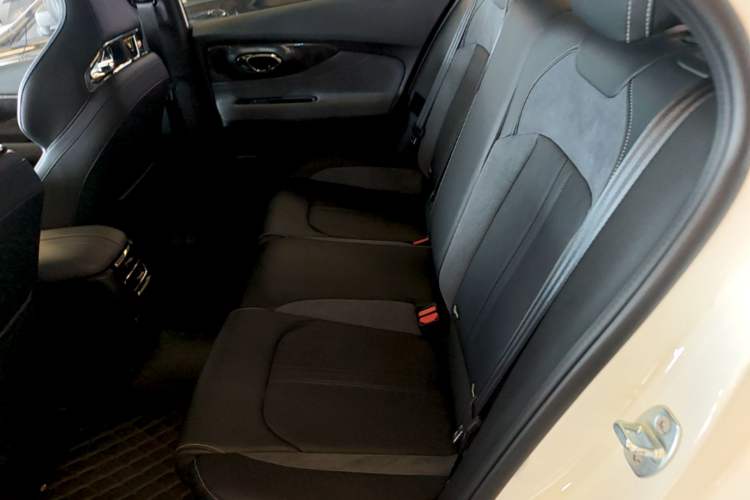 Used GAC Trumpchi EMPOW 2023 400T Automatic R PRO Left Rear Seat