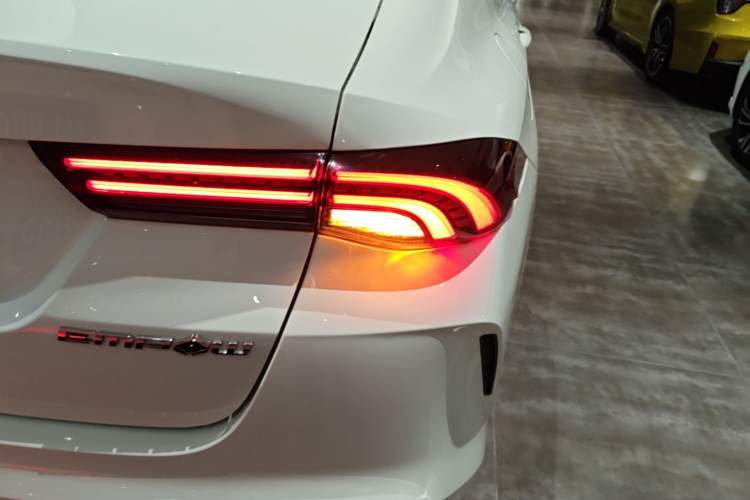 Used GAC Trumpchi EMPOW 2023 270T DCT J15 Version Right Rear Taillight