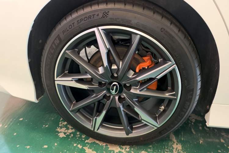 Used GAC Trumpchi EMPOW 2023 400T Automatic R PRO Right Rear Wheel Hub