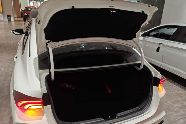 Used GAC Trumpchi EMPOW 2023 270T DCT J15 Version Trunk