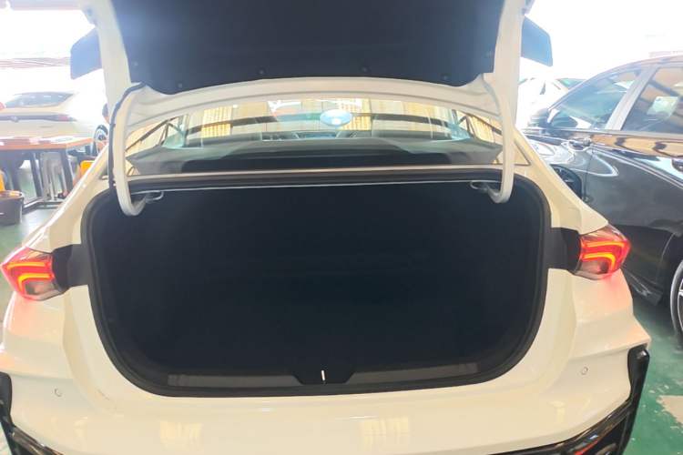 Used GAC Trumpchi EMPOW 2023 400T Automatic R PRO Trunk