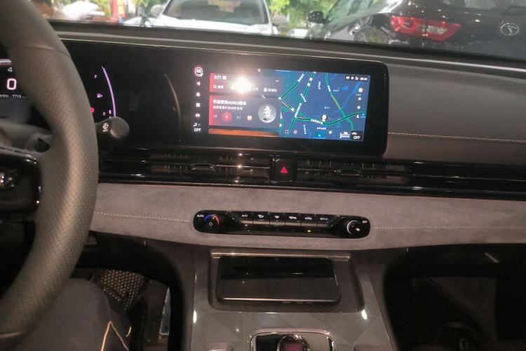 Used GAC Trumpchi EMPOW 2024 400T Automatic Yingbao R PRO Edition Center Console
