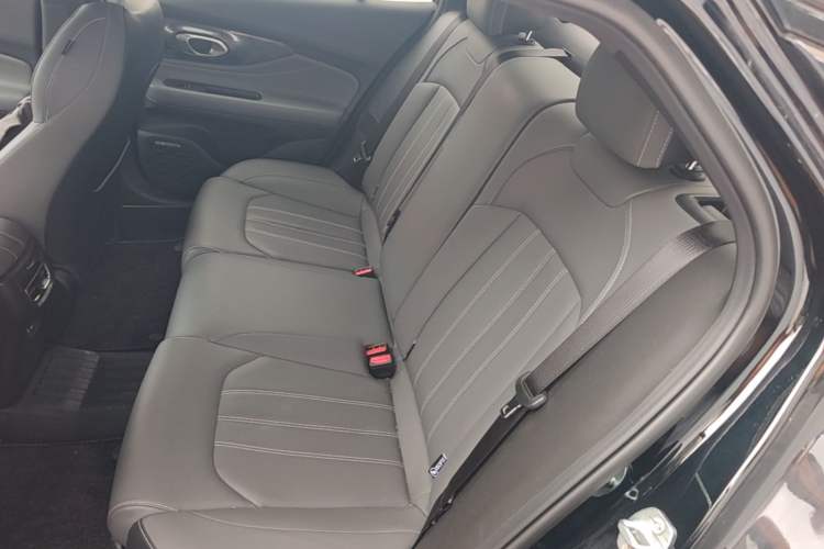 Used GAC Trumpchi EMPOW 2024 270T DCT Yingbao R-Style Edition Left Rear Seat