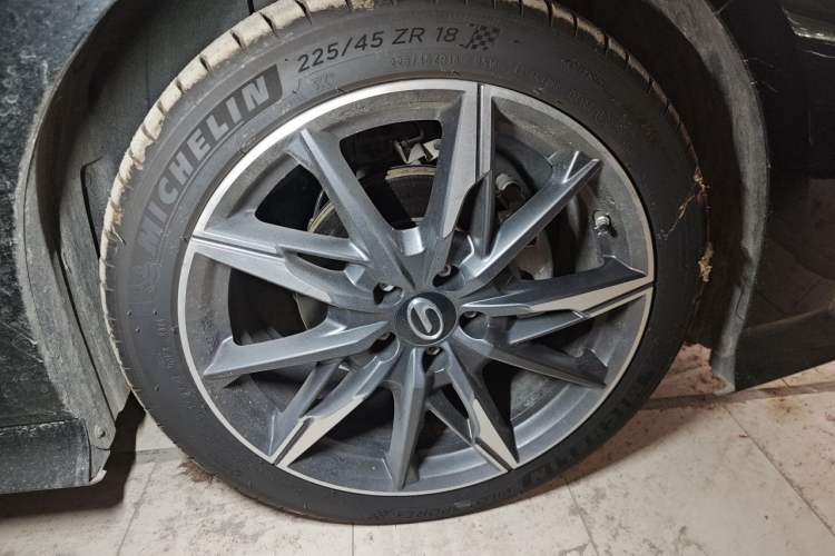 Used GAC Trumpchi EMPOW 2024 270T DCT Yingbao R-Style Edition Right Front Wheel Hub