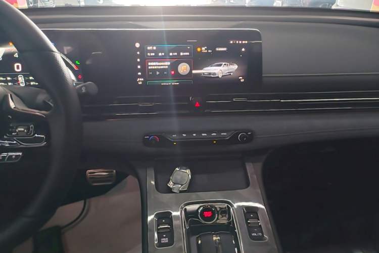 Used GAC Trumpchi EMPOW 2024 400T Automatic Yingbao R MAX Edition Audio And AC Panel