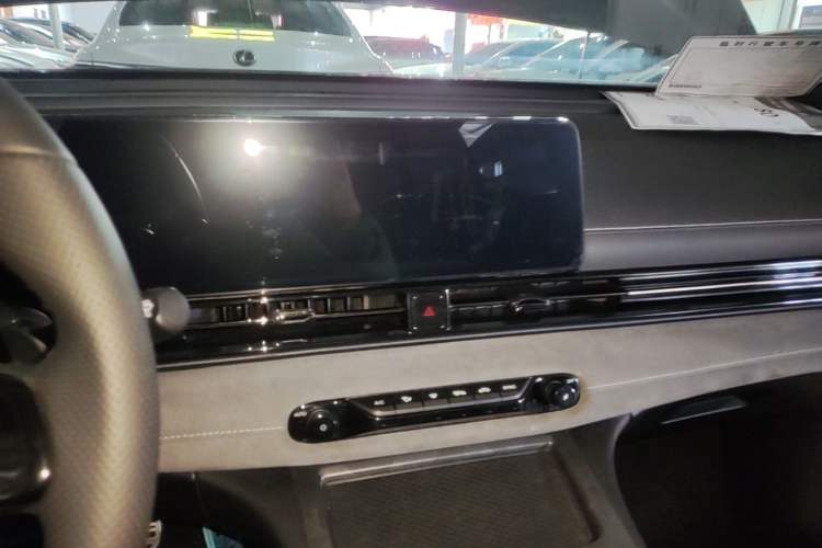 Used GAC Trumpchi EMPOW 2024 400T Automatic Yingbao R PRO Edition Audio And AC Panel