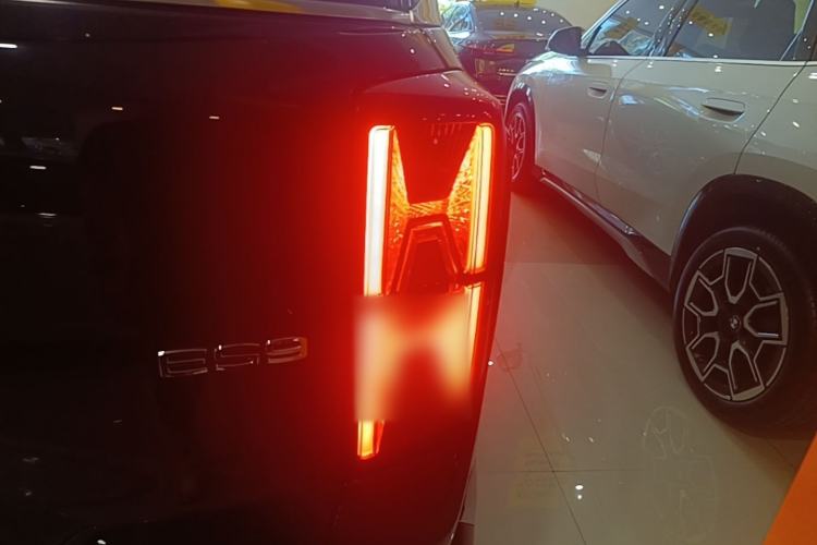 Used GAC Trumpchi ES9 2024 PHEV with 143 km Max Right Rear Taillight