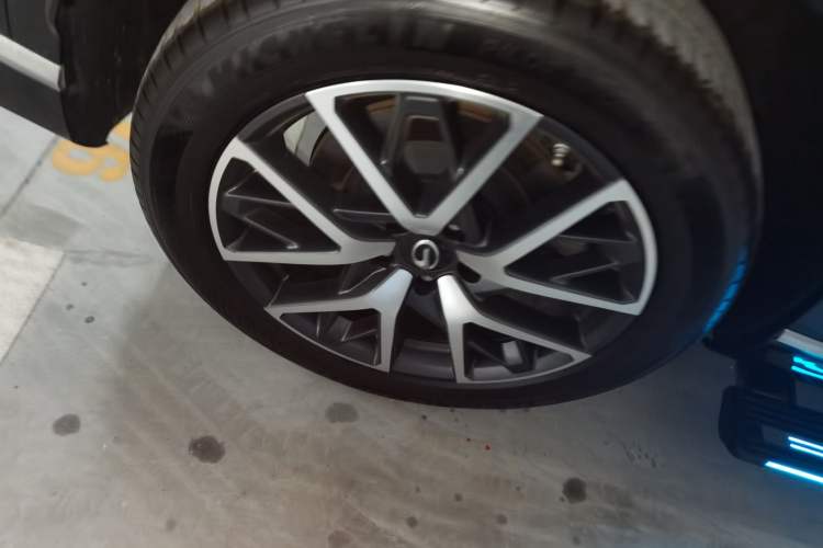 Used GAC Trumpchi ES9 2024 PHEV with 143 km Max Right Rear Wheel Hub
