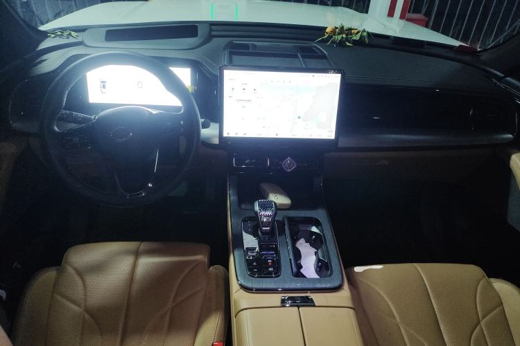 Used GAC Trumpchi ES9 2024 PHEV with 143 km Max Center Console