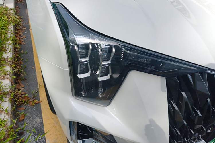 Used GAC Trumpchi ES9 2024 PHEV with 143 km Max Right Front Headlight