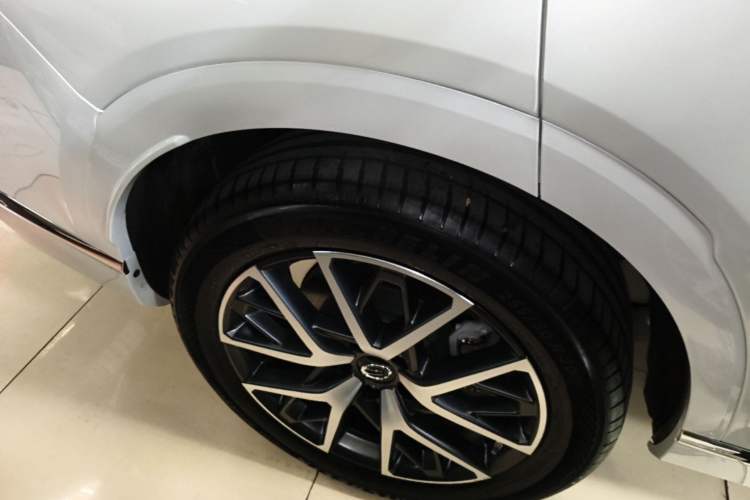 Used GAC Trumpchi ES9 2024 PHEV with 143 km Max Right Rear Wheel Hub