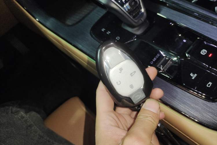 Used GAC Trumpchi ES9 2024 PHEV with 143 km Max Vehicle Key