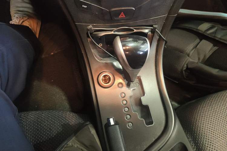 Used GAC Trumpchi GA3 2013 1.6L Automatic Elite ESP Edition Gear Lever