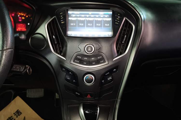 Used GAC Trumpchi GA3 2013 1.6L Automatic Luxury ESP Version Audio And AC Panel