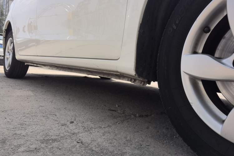 Used GAC Trumpchi GA3 2013 1.6L Manual Elite Edition Right Side Sill
