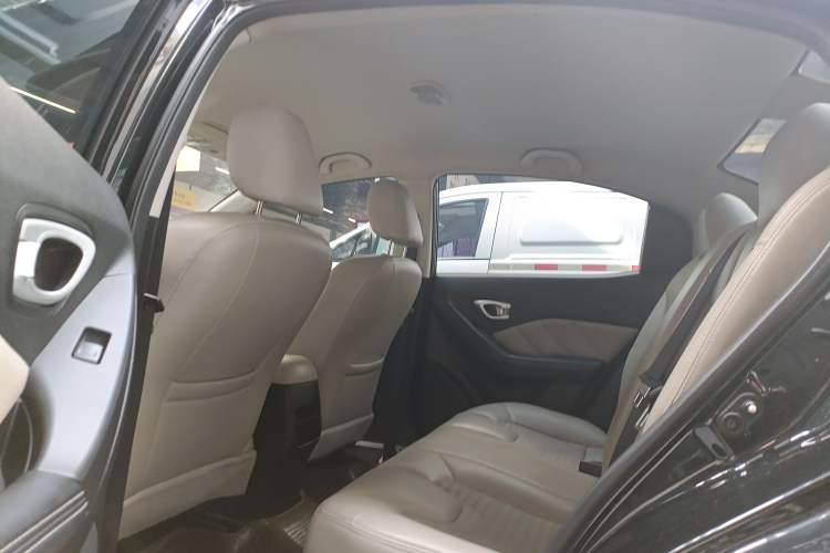 Used GAC Trumpchi GA3S Vision 2014 1.6L Manual Elite Edition Interior 4