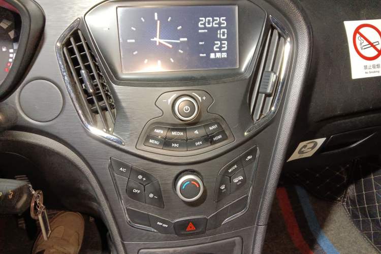 Used GAC Trumpchi GA3S Vision 2014 1.6L Automatic Luxury ESP Version Audio And AC Panel