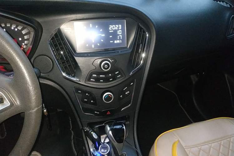 Used GAC Trumpchi GA3S Vision 2014 1.6L Automatic Luxury ESP Version Audio And AC Panel