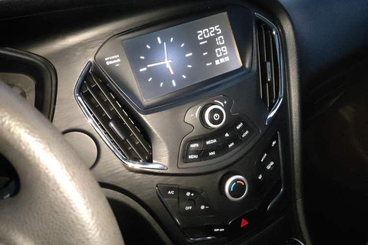 Used GAC Trumpchi GA3S Vision 2014 1.6L Automatic Luxury ESP Version Audio And AC Panel