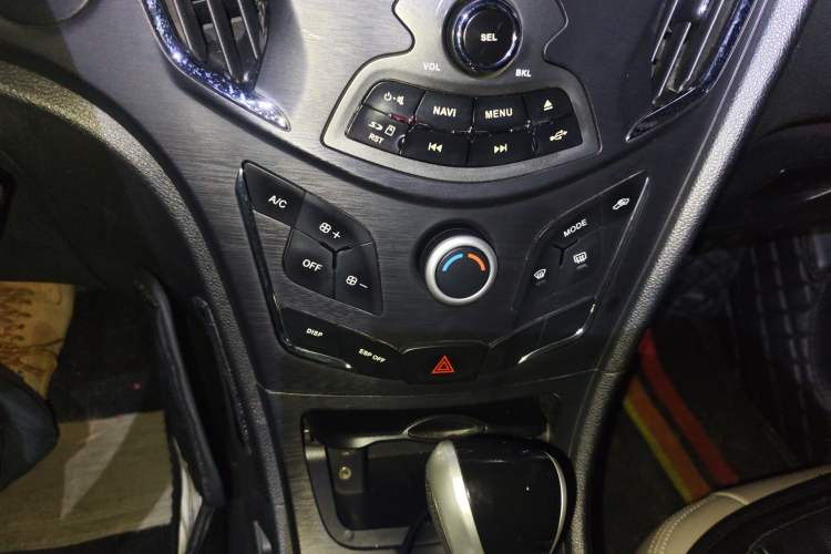 Used GAC Trumpchi GA3S Vision 2014 1.6L Automatic Elite ESP Version Audio And AC Panel