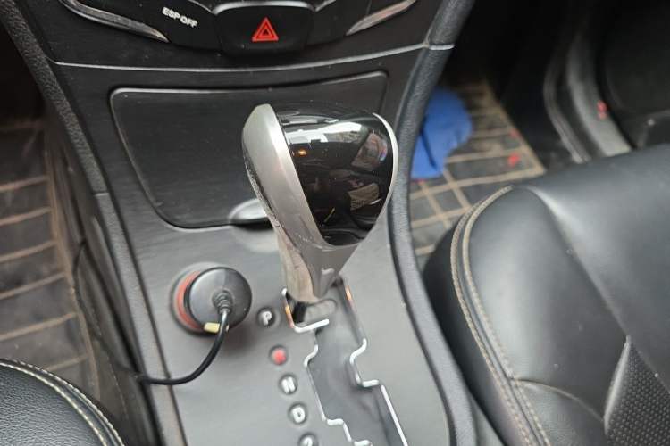 Used GAC Trumpchi GA3S Vision 2014 1.6L Automatic Luxury ESP Version Gear Lever