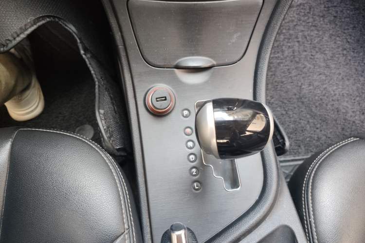 Used GAC Trumpchi GA3S Vision 2014 1.6L Automatic Luxury ESP Version Gear Lever