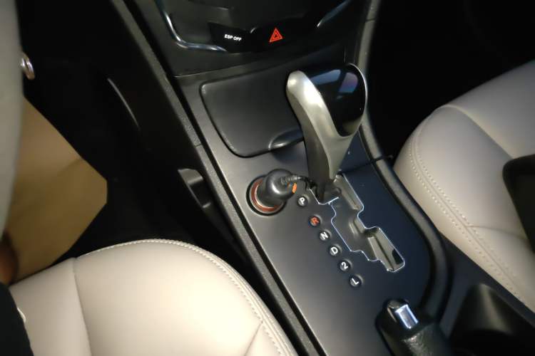 Used GAC Trumpchi GA3S Vision 2014 1.6L Automatic Luxury ESP Version Gear Lever