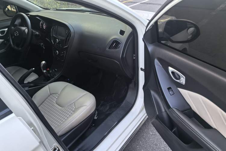 Used GAC Trumpchi GA3S Vision 2016 200T Manual Elite Edition Interior 3