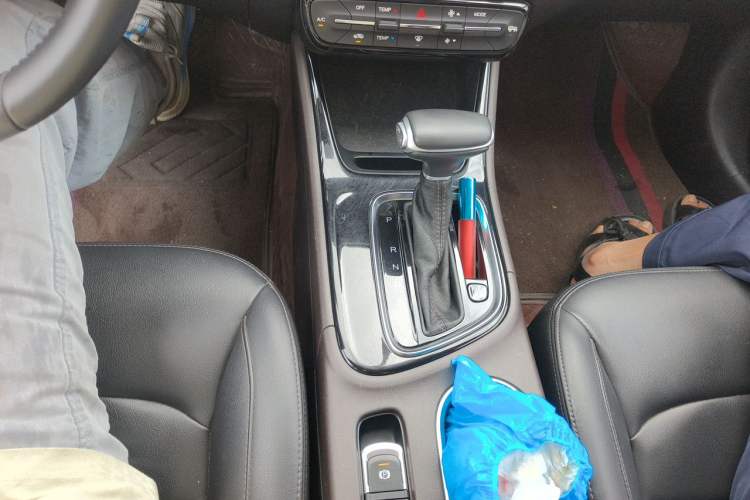 Used GAC Trumpchi GA4 2018 200T Automatic Luxury Edition Gear Lever