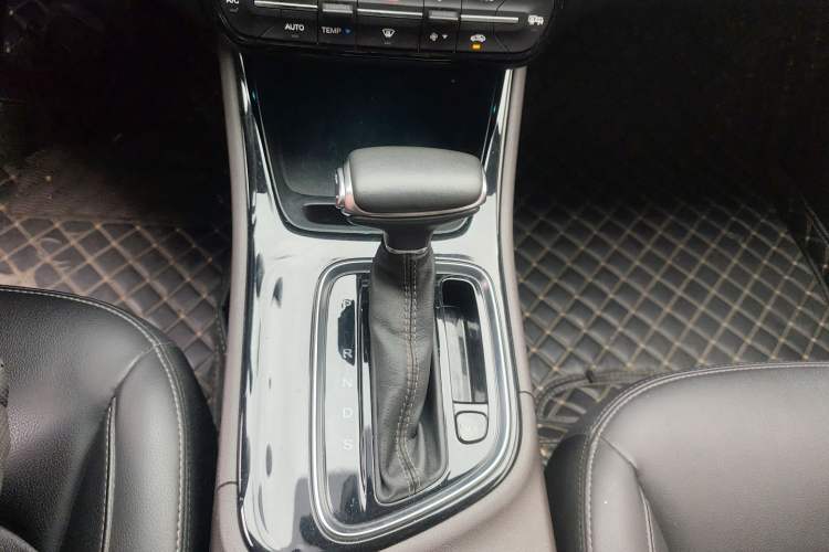 Used GAC Trumpchi GA4 2018 200T Automatic Luxury Edition Gear Lever
