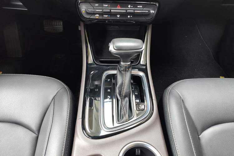Used GAC Trumpchi GA4 2018 200T Automatic Luxury Edition Gear Lever