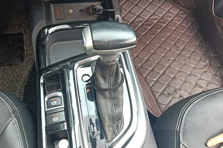 Used GAC Trumpchi GA6 2015 1.8T DCT Luxury Smart Model Gear Lever