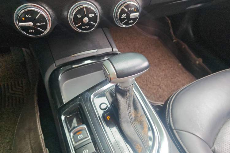 Used GAC Trumpchi GA6 2015 1.8T DCT Luxury Navigation Model Gear Lever