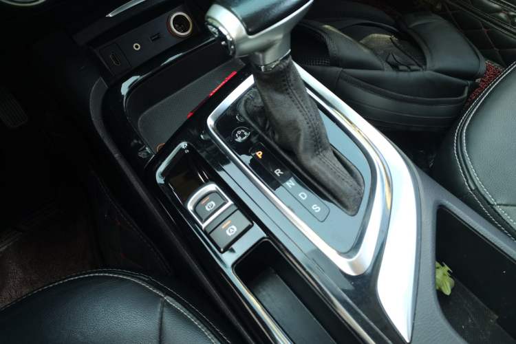 Used GAC Trumpchi GA6 2015 1.8T DCT Luxury Navigation Model Gear Lever