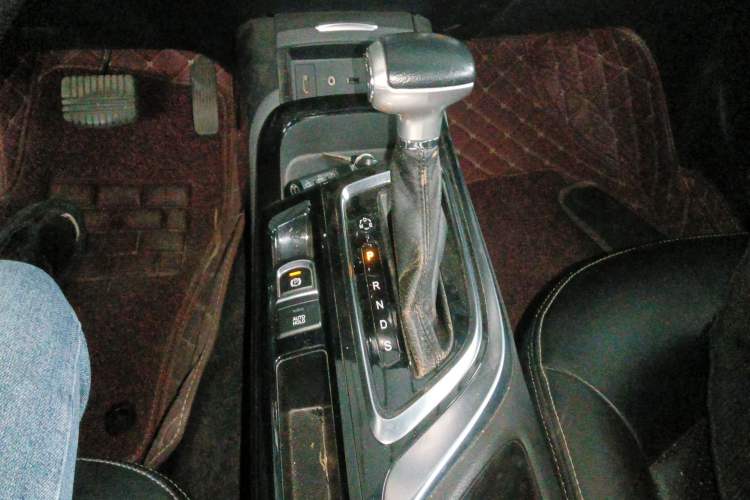 Used GAC Trumpchi GA6 2016 235T DCT Luxury Edition Gear Lever