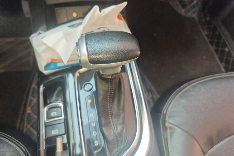Used GAC Trumpchi GA6 2016 235T DCT Elite Edition Gear Lever