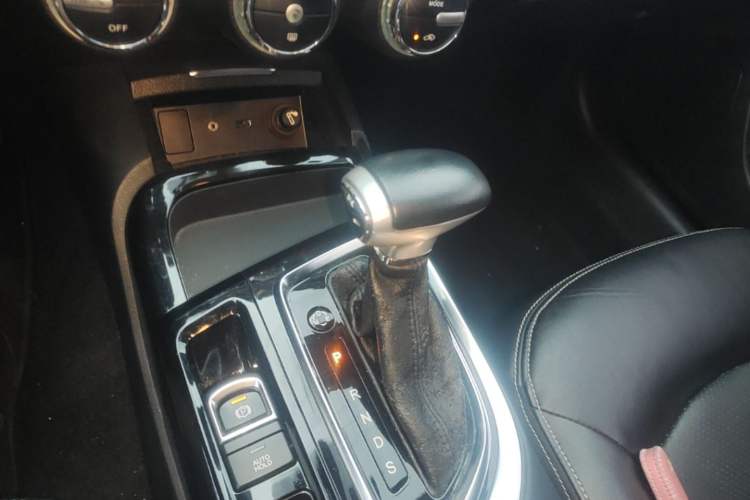 Used GAC Trumpchi GA6 2016 235T DCT Elite Edition Gear Lever