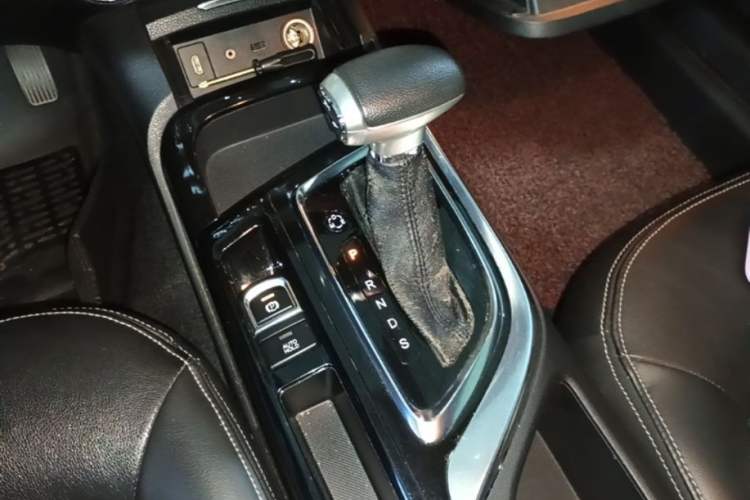 Used GAC Trumpchi GA6 2016 235T DCT Luxury Edition Gear Lever