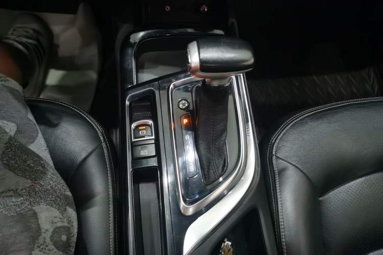 Used GAC Trumpchi GA6 2016 235T DCT Luxury Edition Gear Lever