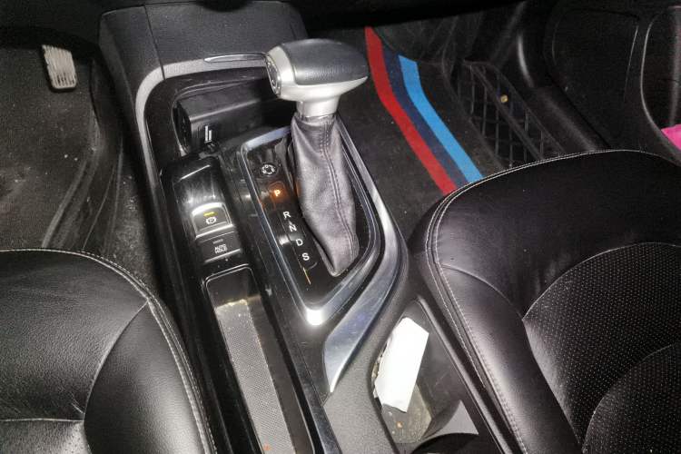 Used GAC Trumpchi GA6 2016 235T DCT Elite Edition Gear Lever