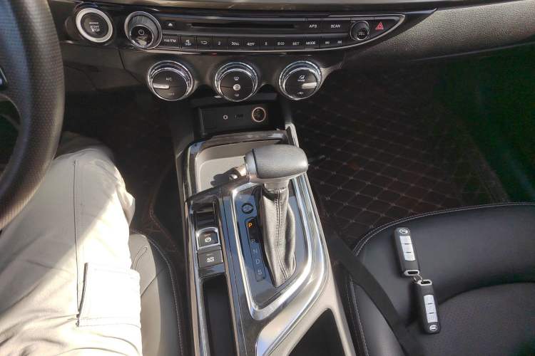 Used GAC Trumpchi GA6 2016 235T DCT Elite Edition Gear Lever
