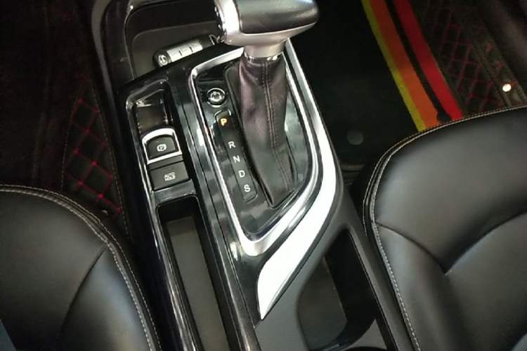 Used GAC Trumpchi GA6 2016 235T DCT Elite Edition Gear Lever