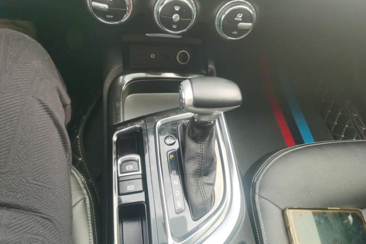 Used GAC Trumpchi GA6 2016 235T DCT Elite Edition Gear Lever