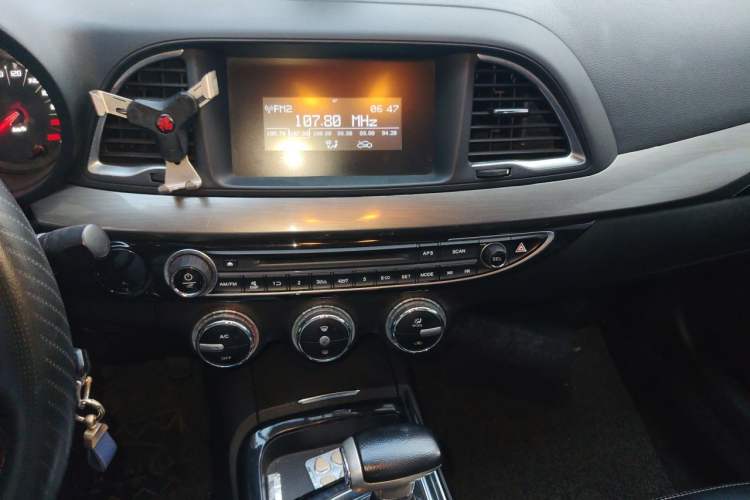 Used GAC Trumpchi GA6 2016 235T DCT Comfort Edition Audio And AC Panel