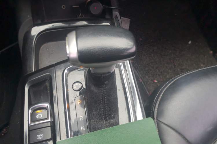 Used GAC Trumpchi GA6 2016 235T DCT Elite Edition Gear Lever