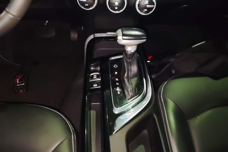 Used GAC Trumpchi GA6 2016 235T DCT Elite Edition Gear Lever